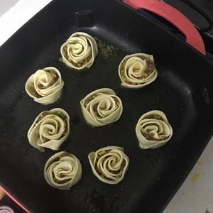 玫瑰花煎饺的做法 步骤6