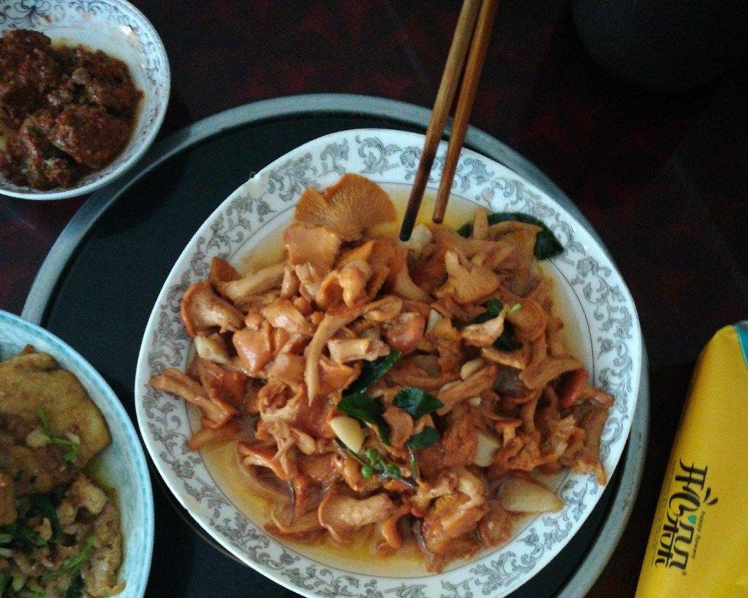 炒鸡油菌的做法