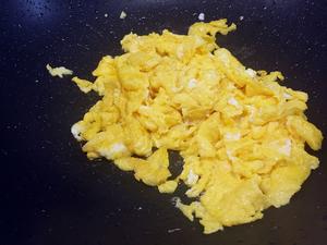 广式腊肠蛋炒饭的做法 步骤3