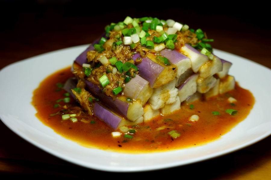 生抽蒸鱼豉油红油香油芝麻酱青线椒蒜泥茄子的做法茄子切成均匀的长条