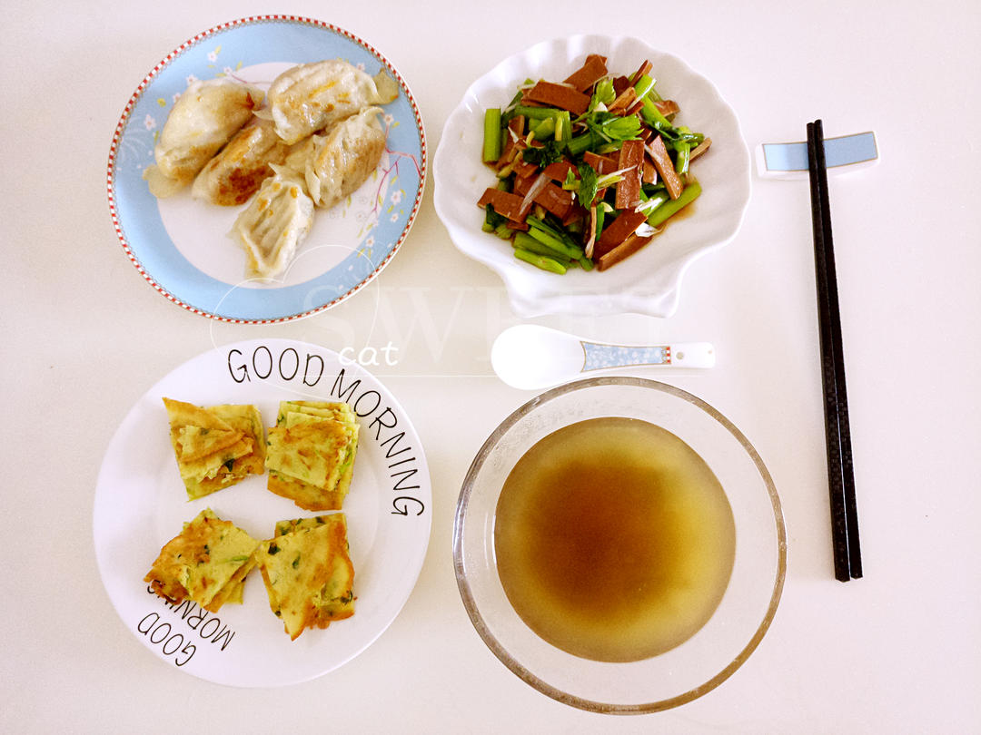 (每周早餐)西葫芦蛋饼+芹菜拌香干+绿豆粥