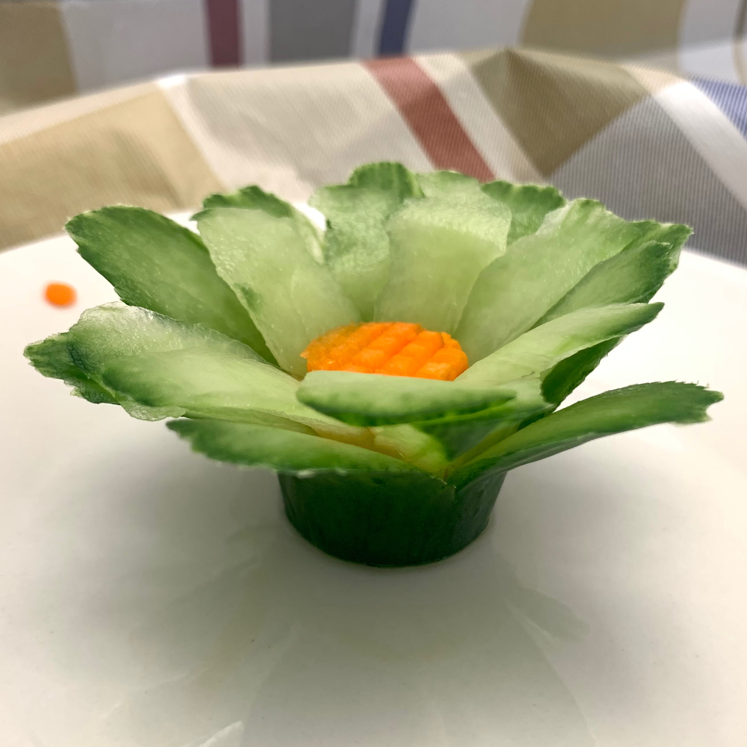一朵花～～黄瓜装饰的做法 步骤9