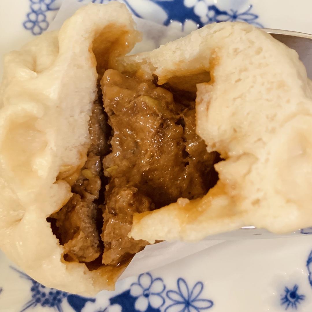 松软多汁的肉包子