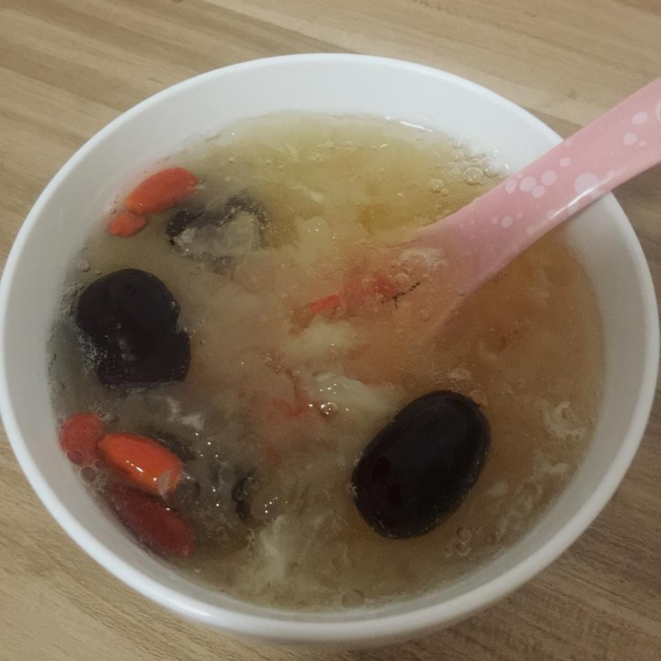 冰糖银耳红枣汤