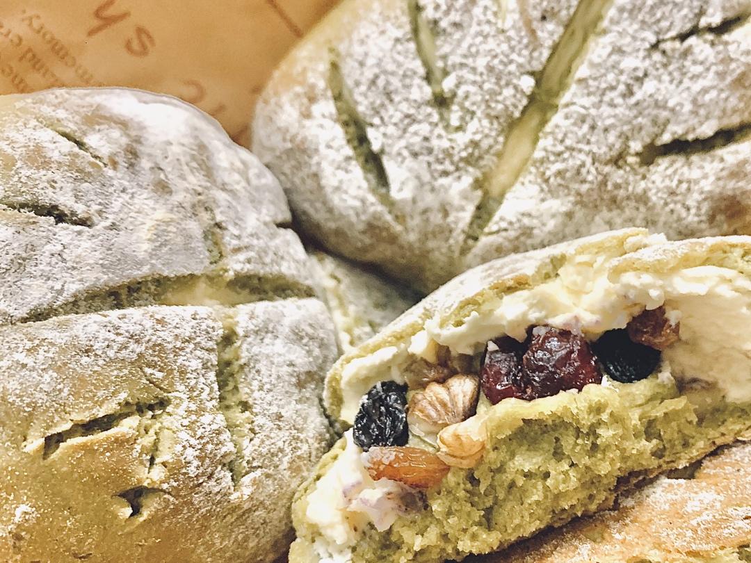 momokuku做的网红抹茶红豆奶酪软欧包