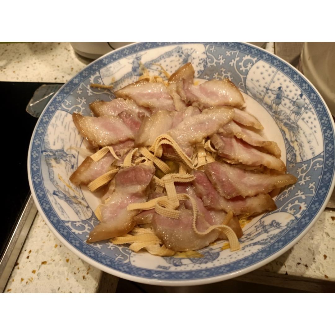 蒸出来的美味～快手家常菜～妈妈腌的咸肉蒸百叶，在加一点白菜，荤素搭配，营养又美味！