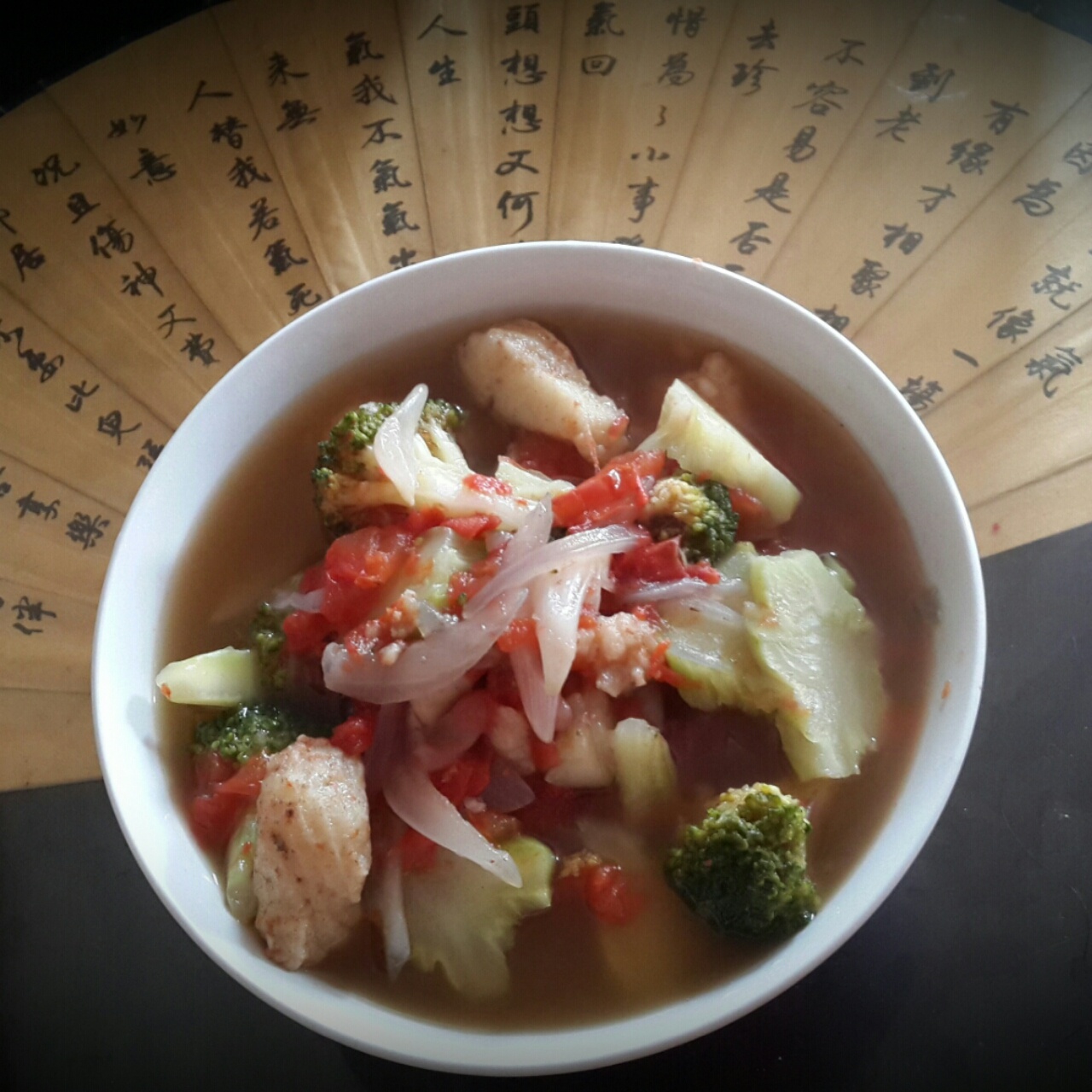 洋葱西红柿龙利鱼滑汤