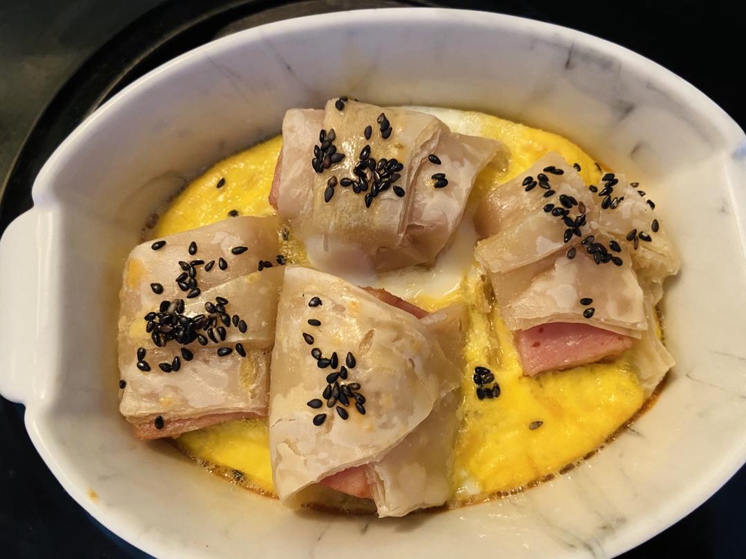 香肠酥皮卷：手抓饼皮还能这样吃，不用和面快速搞定早餐