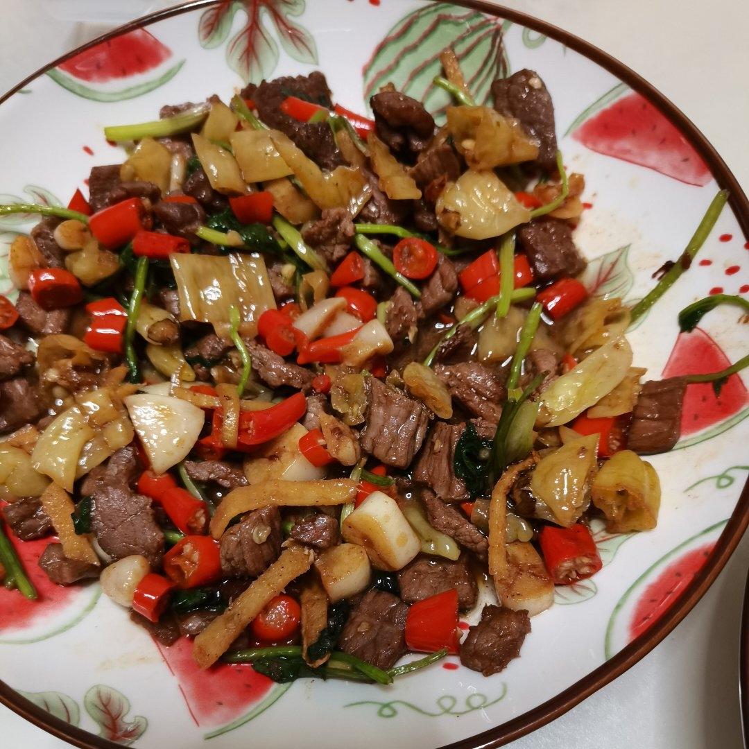 香菜炒牛肉，香辣下饭，爱吃香菜的朋友看过来，拌饭绝了