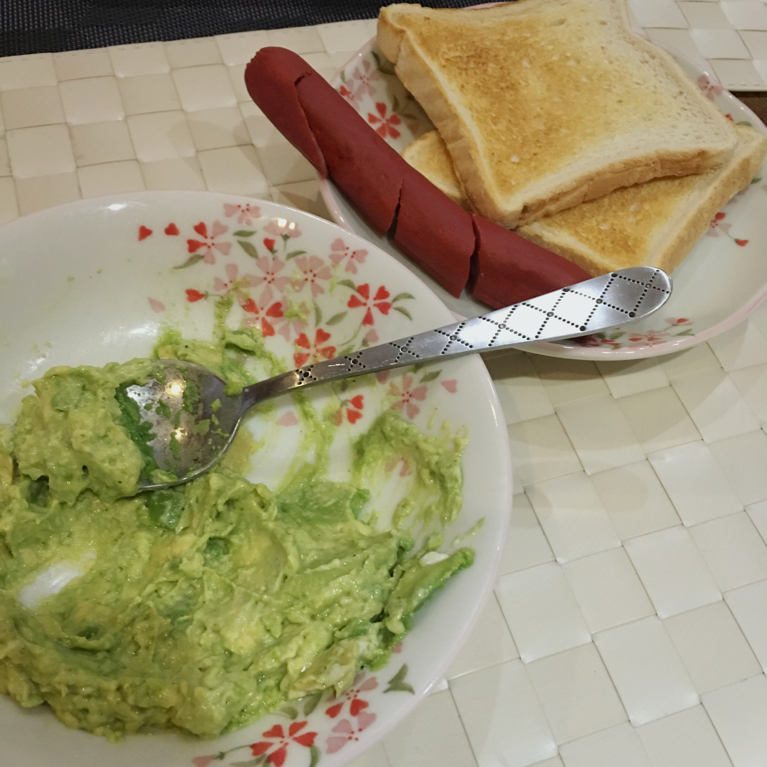 牛油果酱抹面包