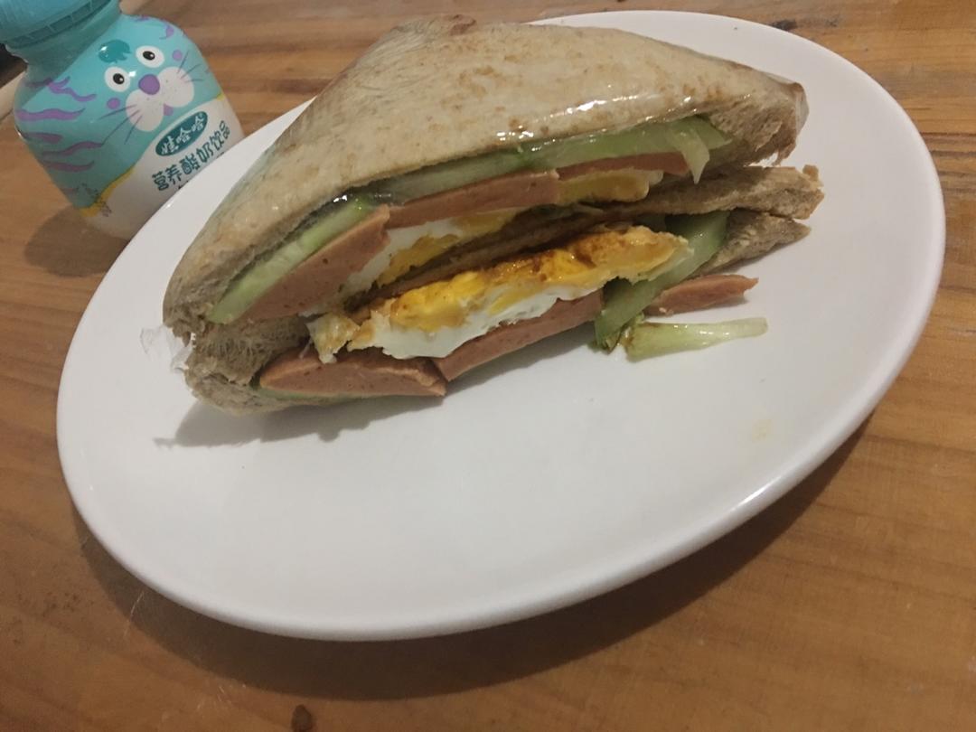 不用吐司机的“保鲜膜”三明治