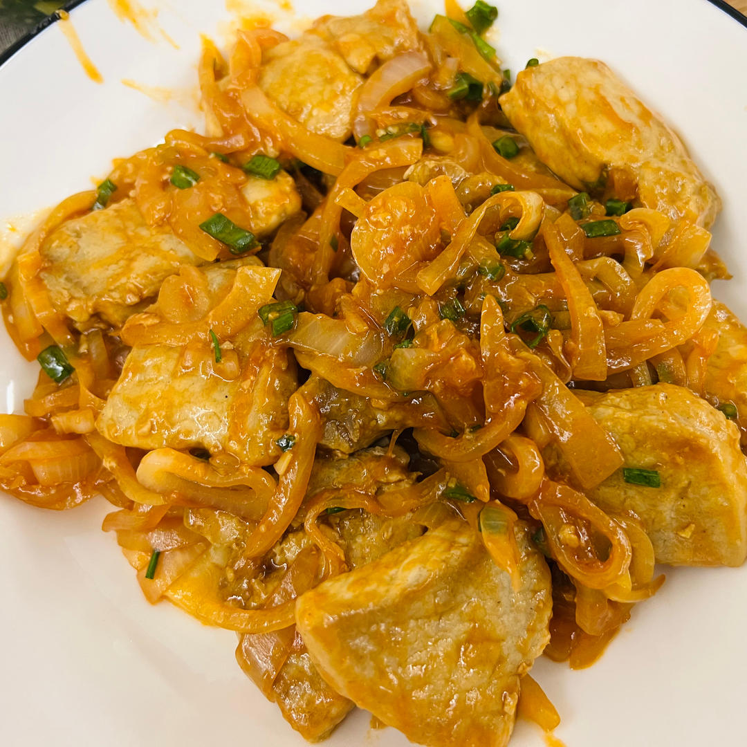 洋葱猪排，这个部位的猪肉煎一煎好吃又开胃，15分钟的晚餐料理