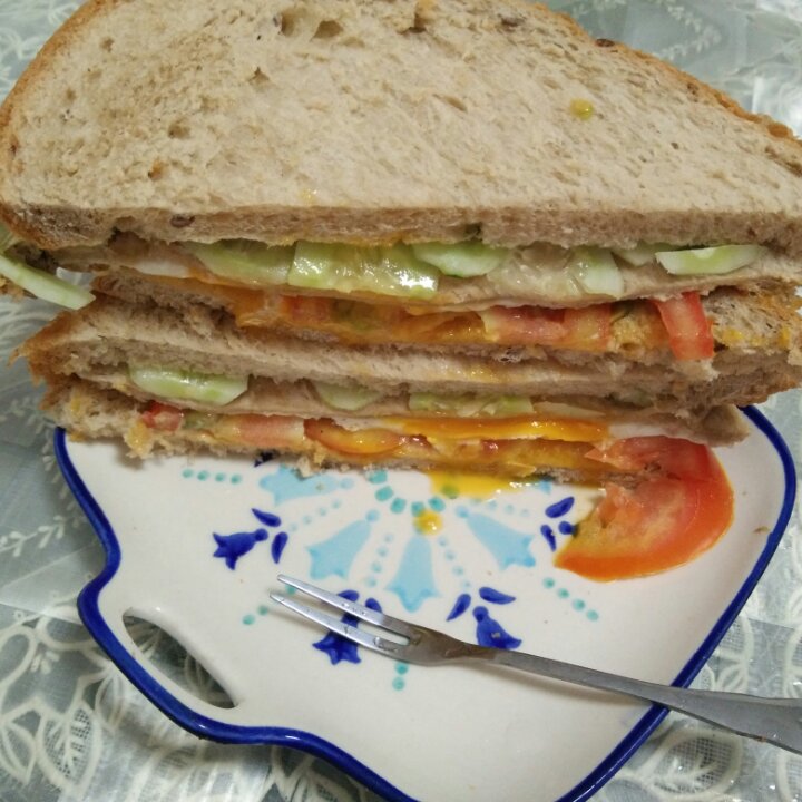 煎蛋火腿全麦三明治