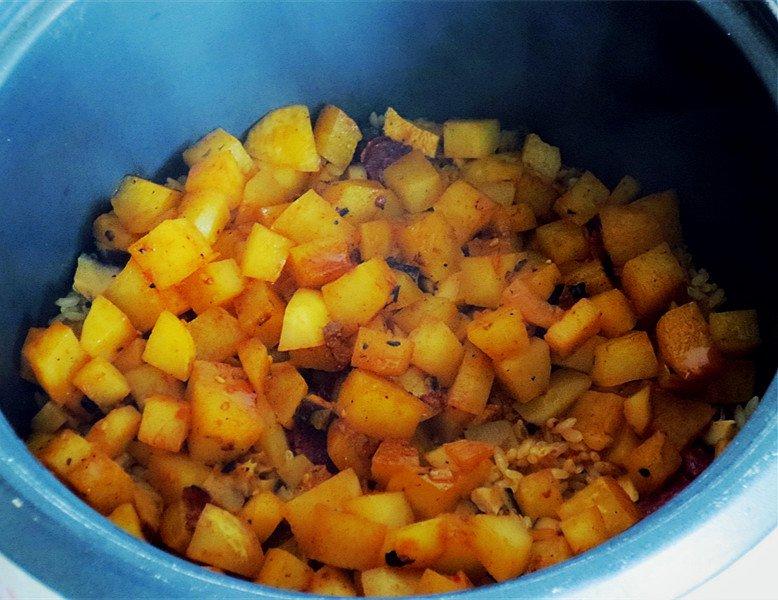腊肠土豆焖饭的做法 步骤5