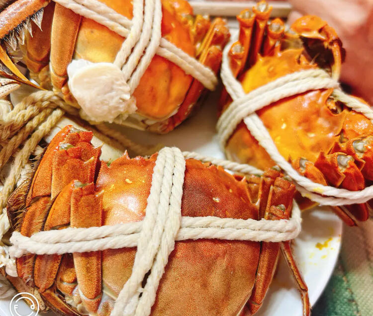 清蒸大闸蟹只要15分钟搞定腿肉一吸就出来哒！