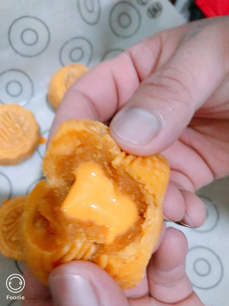 💃奶黄流心月饼——这是可以让你坐稳朋友圈厨霸位置的月饼🥮，没人点赞算我输👎