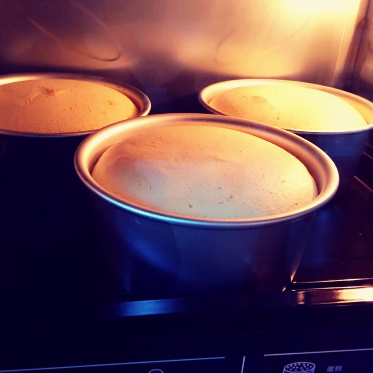 超简单完美戚风蛋糕（6寸2蛋）附打发、翻拌、脱模视频