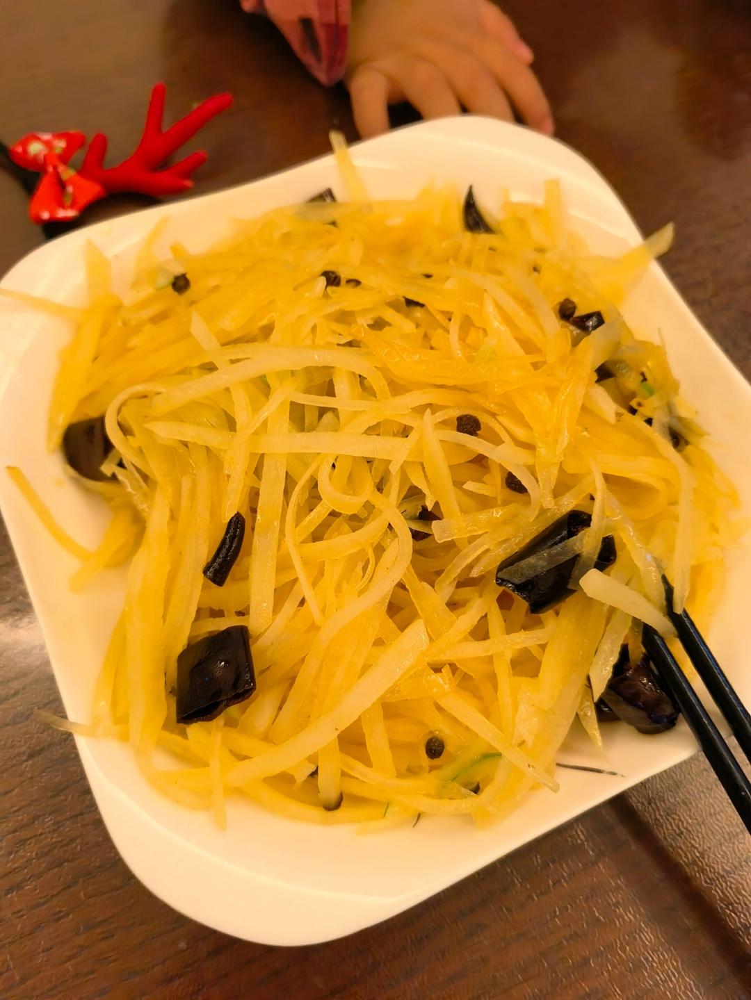 酸辣土豆丝的正宗做法，学会这三个技巧，土豆丝脆爽又下饭