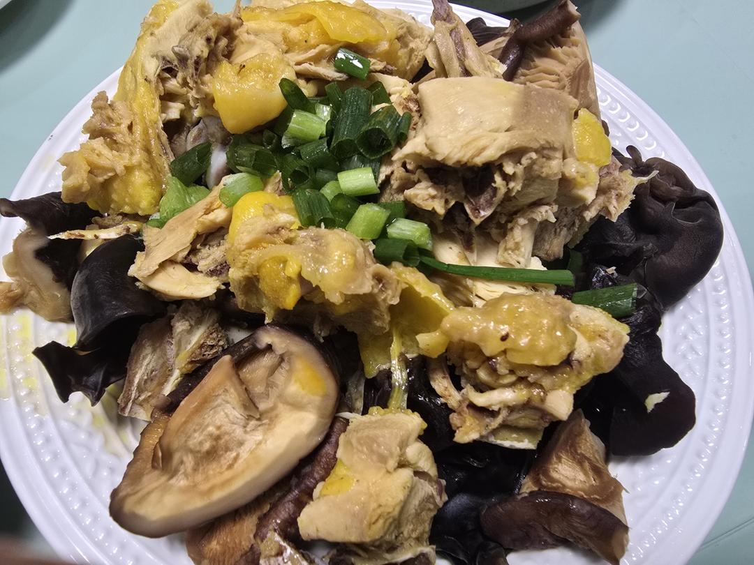 香菇黑木耳蒸鸡