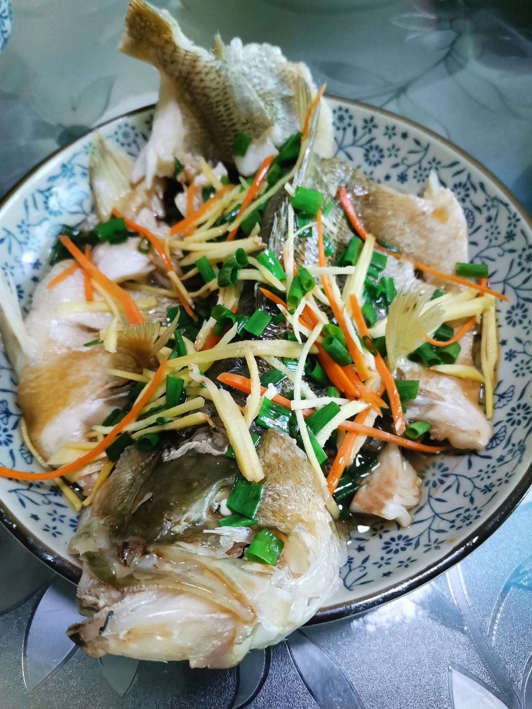 厨师长教你：“清蒸鲈鱼”，鲜嫩美味，内附蒸鱼酱油专业调制方法