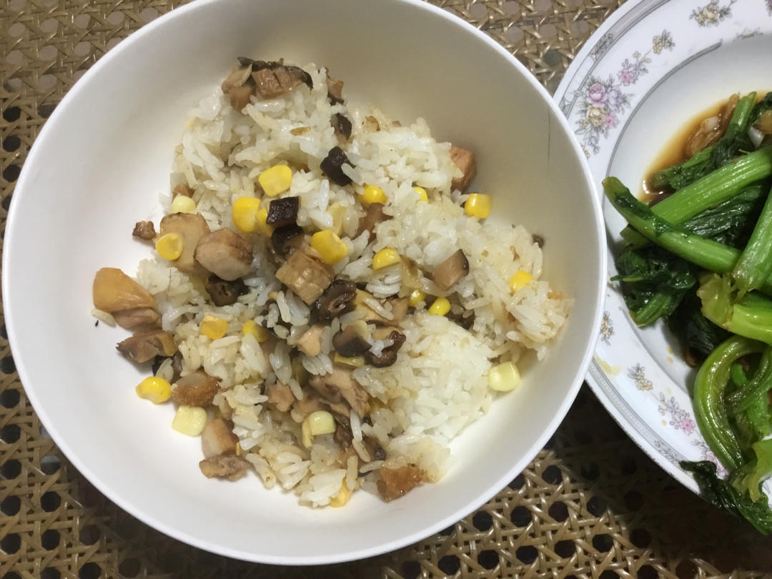 香菇鸡腿焖饭+金盛耳玫瑰花汤
