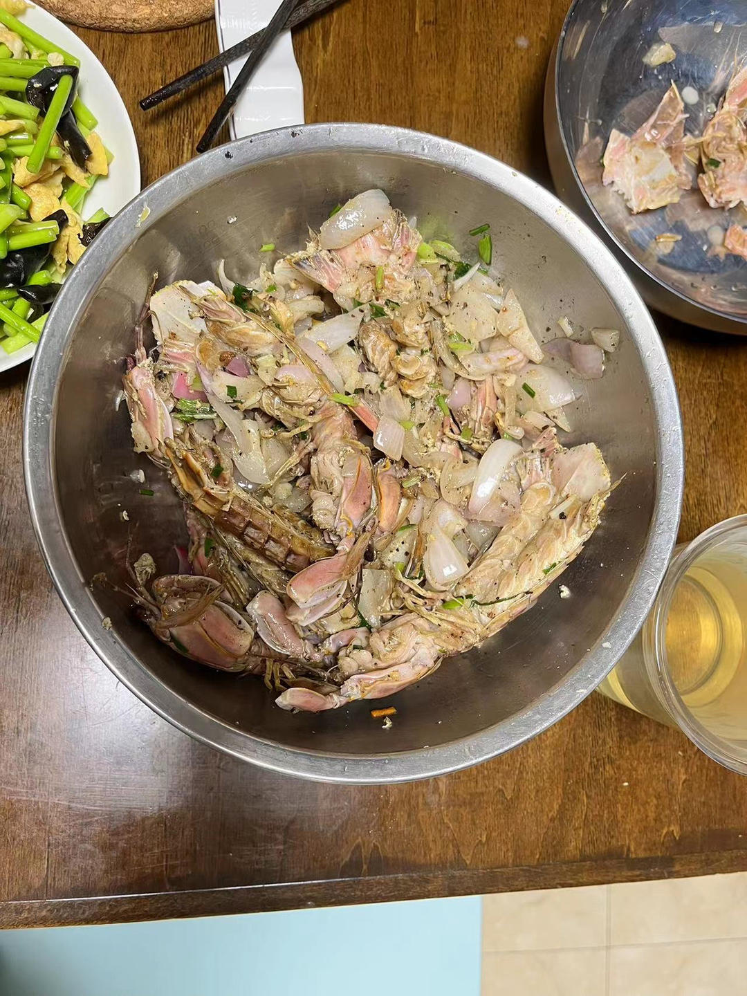 无油炸版的椒盐皮皮虾和巧拨虾壳的方法