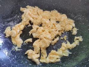 韭菜炒鸡蛋 鸡饭打散加水淀粉炒出来的鸡蛋超级嫩的做法 步骤3