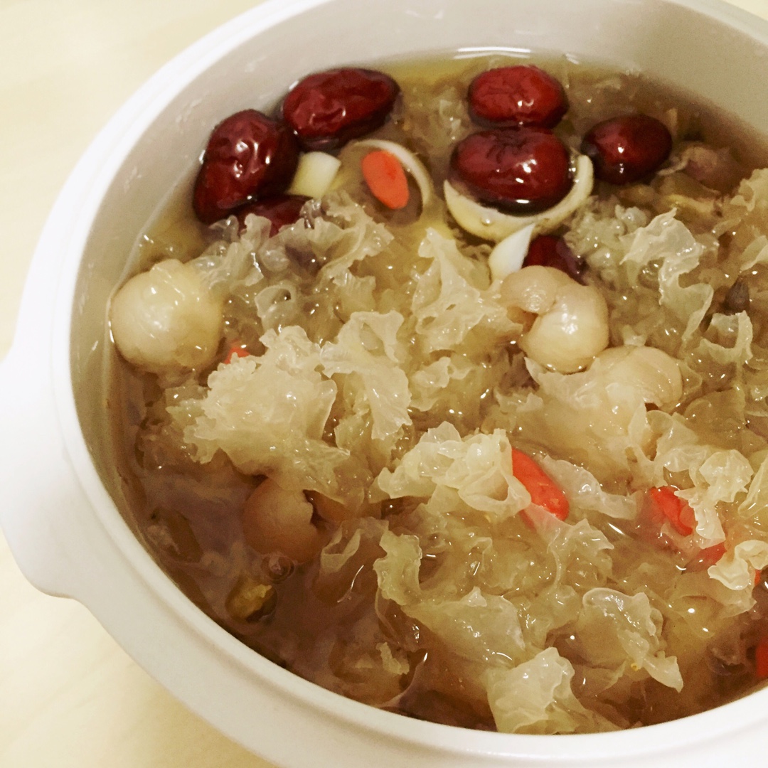 雪耳百合红枣桂圆枸杞玫瑰花糖水