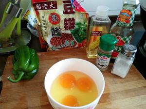 鸡蛋辣椒焖子的做法 步骤1