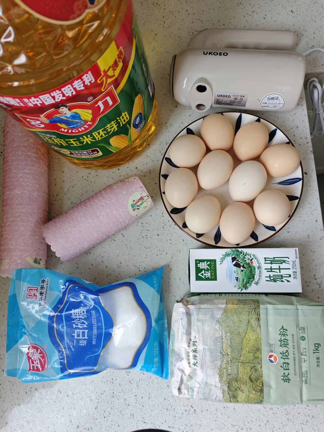 芒果草莓奶油纸杯蛋糕