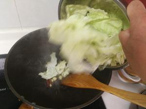 快手简单炝炒手撕圆白菜（包菜）的做法 步骤4