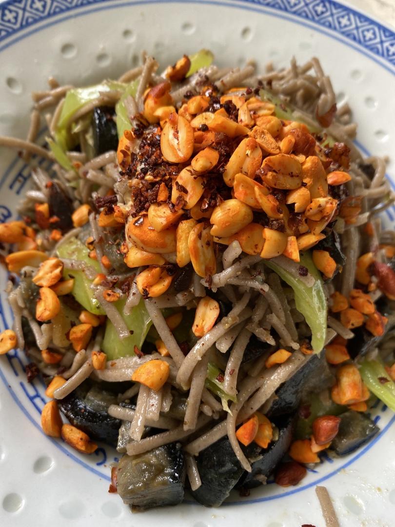 青椒皮蛋辣花生碎全麦意面【健康一锅端】