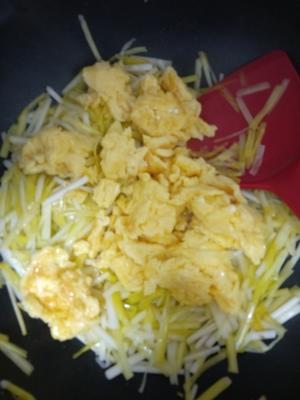 韭黄炒鸡蛋的做法 步骤7