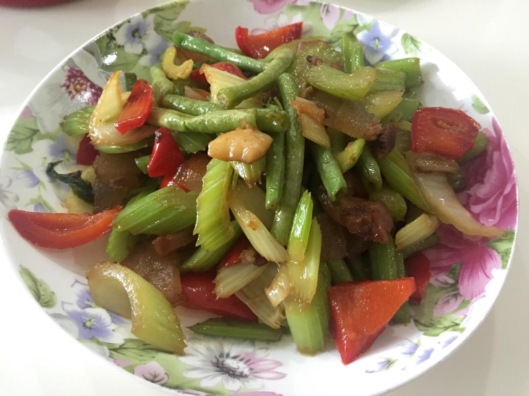 芹菜炒腊肉
