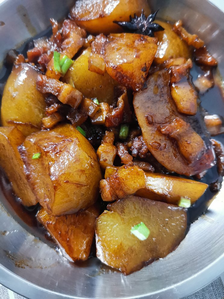 五花肉炖土豆
