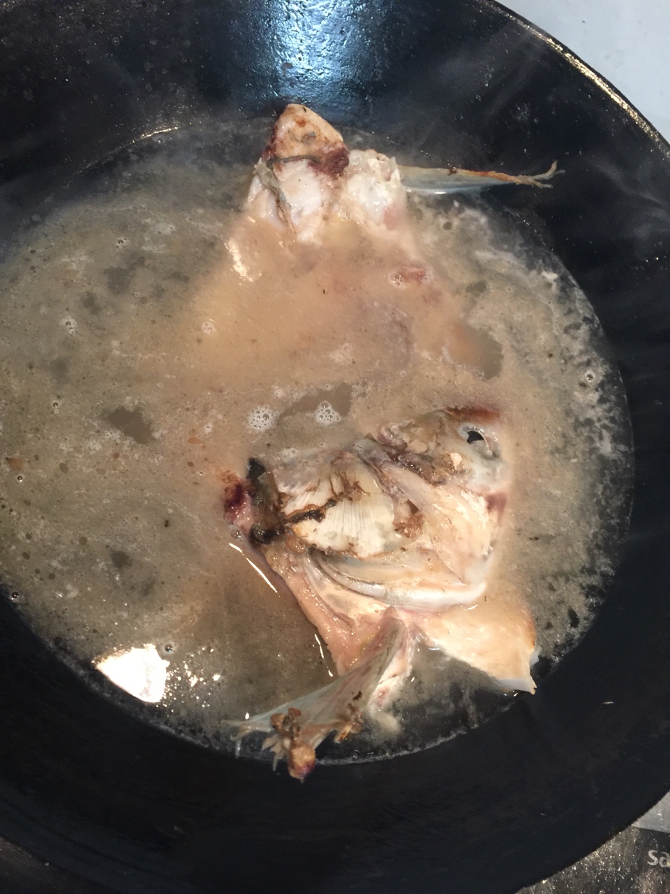 耳光鱼头汤的做法 步骤2