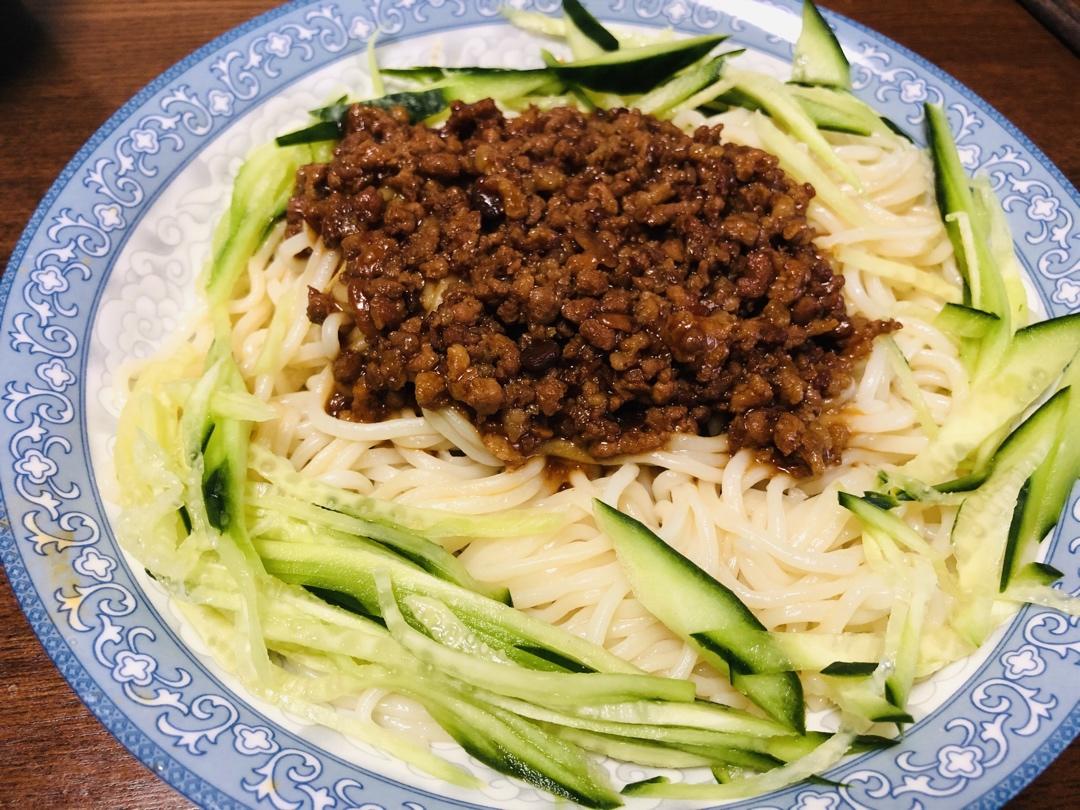 我发誓这将是你吃过最好吃的炸酱面，一口下去回味无穷！！！