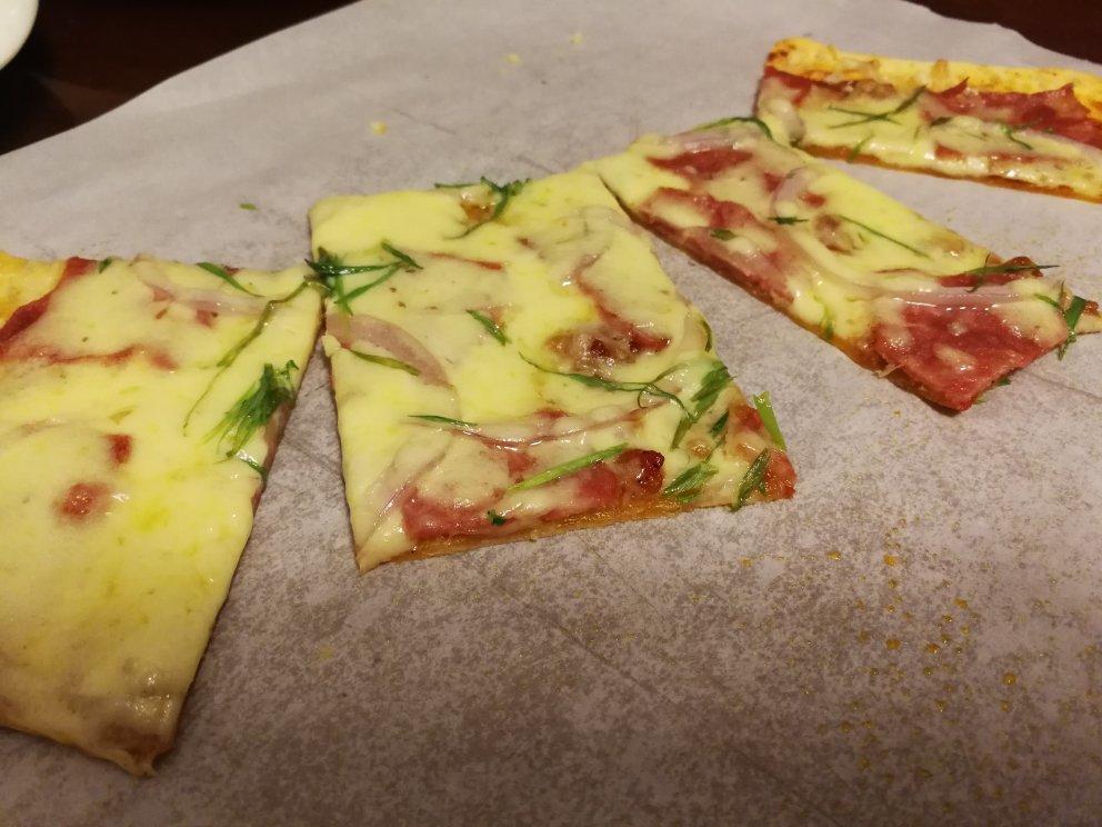 一休臭臭做的芝麻菜萨拉米薄底披萨