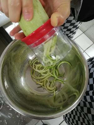 虾仁西葫芦意面（Zucchini pasta with  prawns ）的做法 步骤1