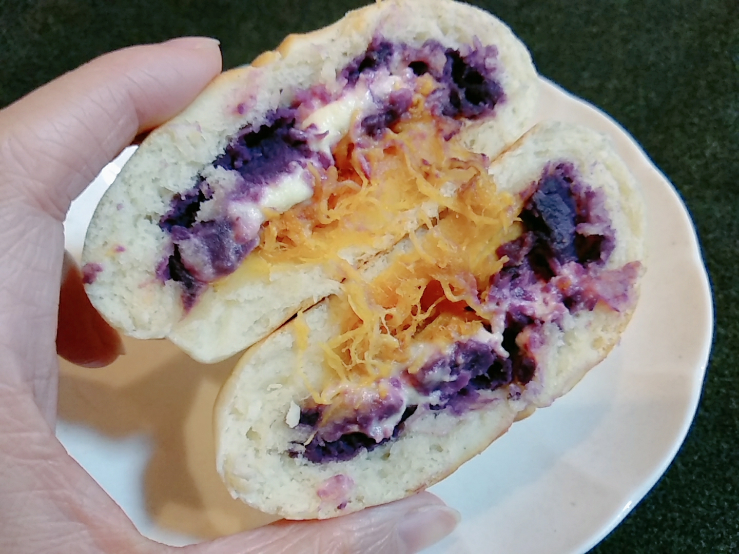 紫薯肉松奶酪面包