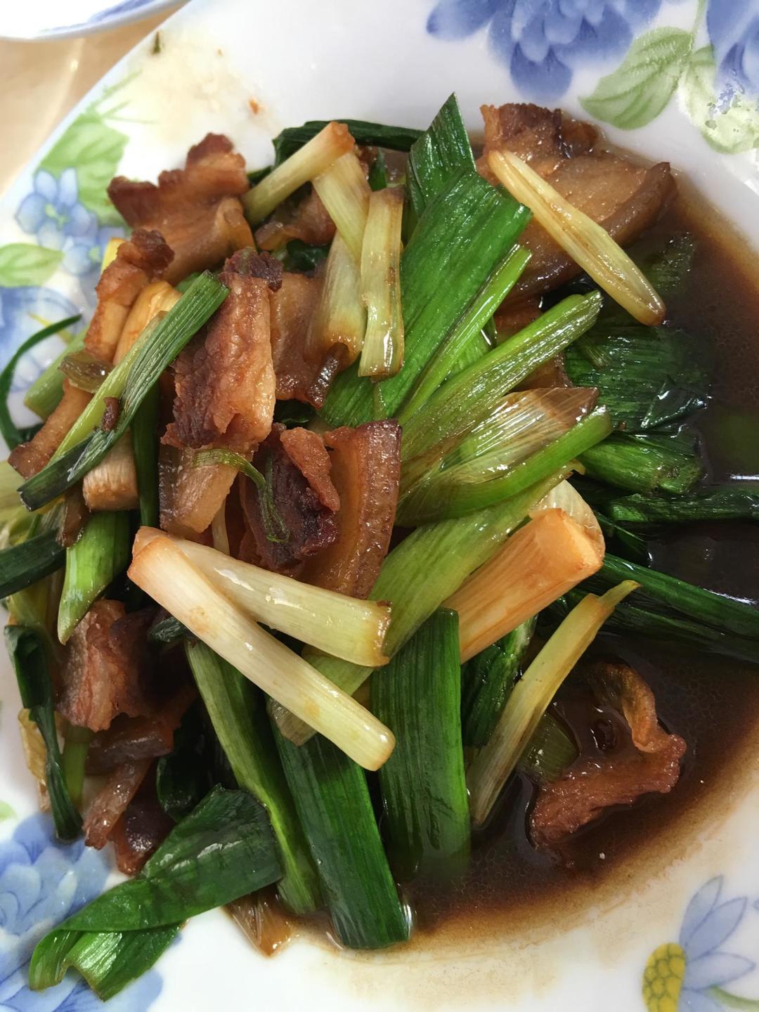 蒜苗炒肉，下饭。的做法