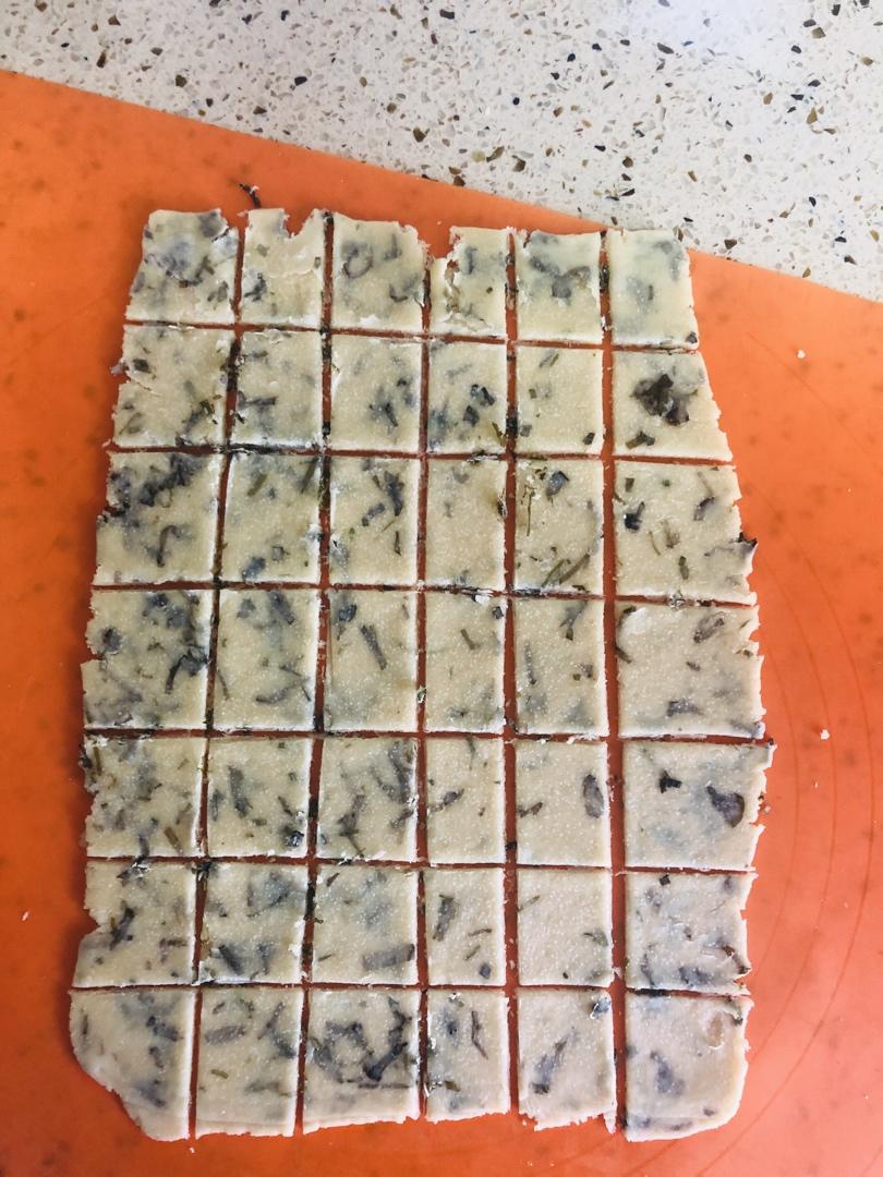 太平苏打饼干的做法（奶香键康饼干、内附脱水香葱制作）