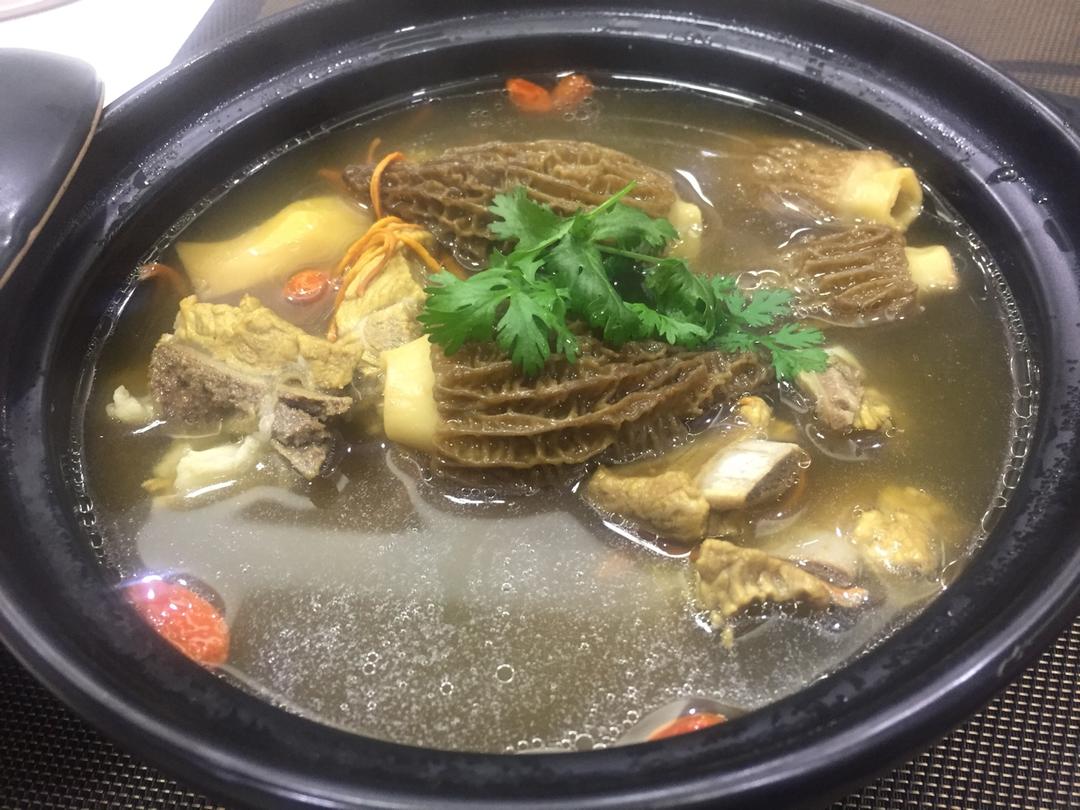 羊肚菌炖排骨汤