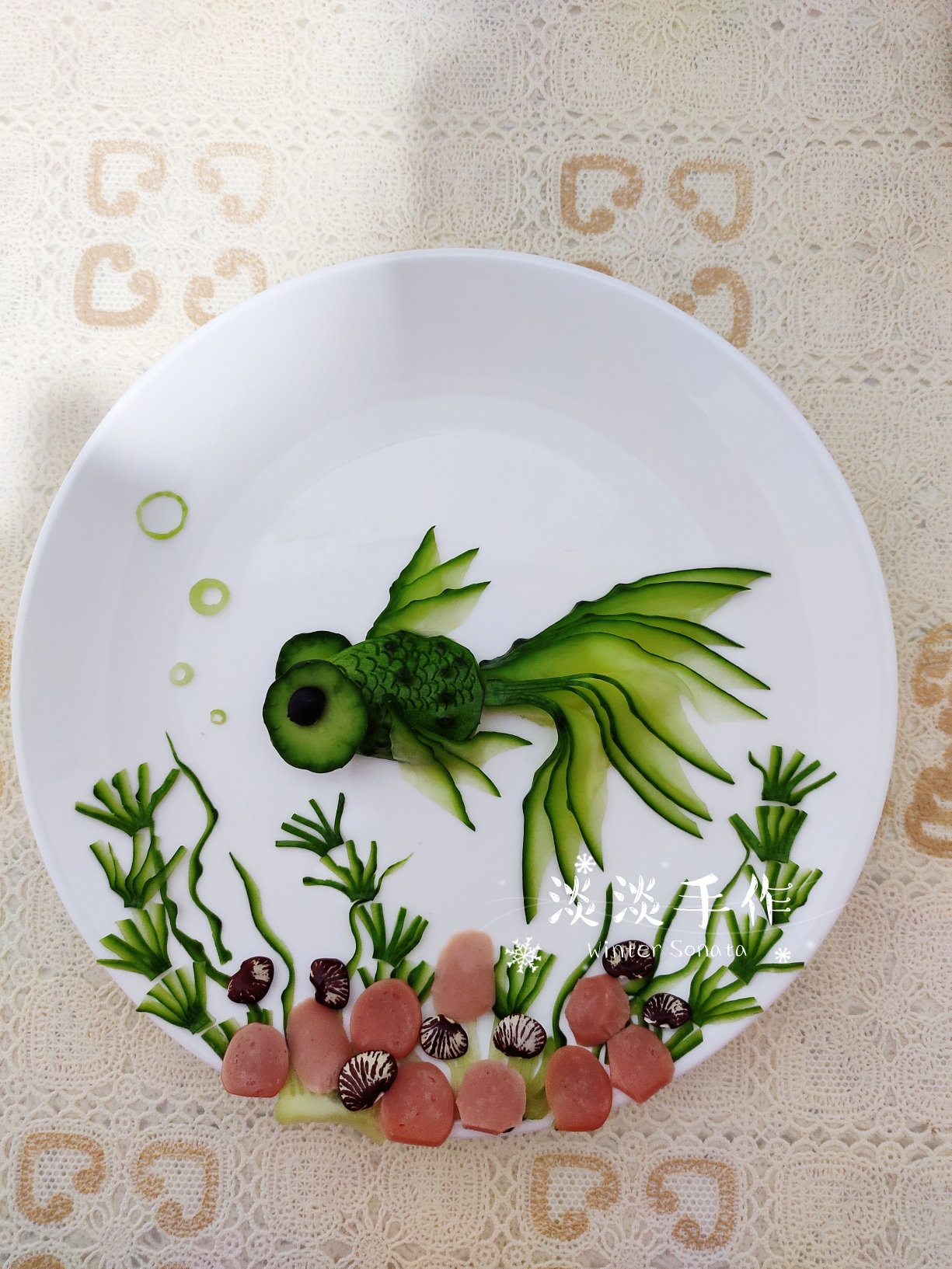 黄瓜金鱼(蔬菜盘饰/蔬菜摆盘/果蔬摆盘/果蔬盘饰)的做法 步骤7