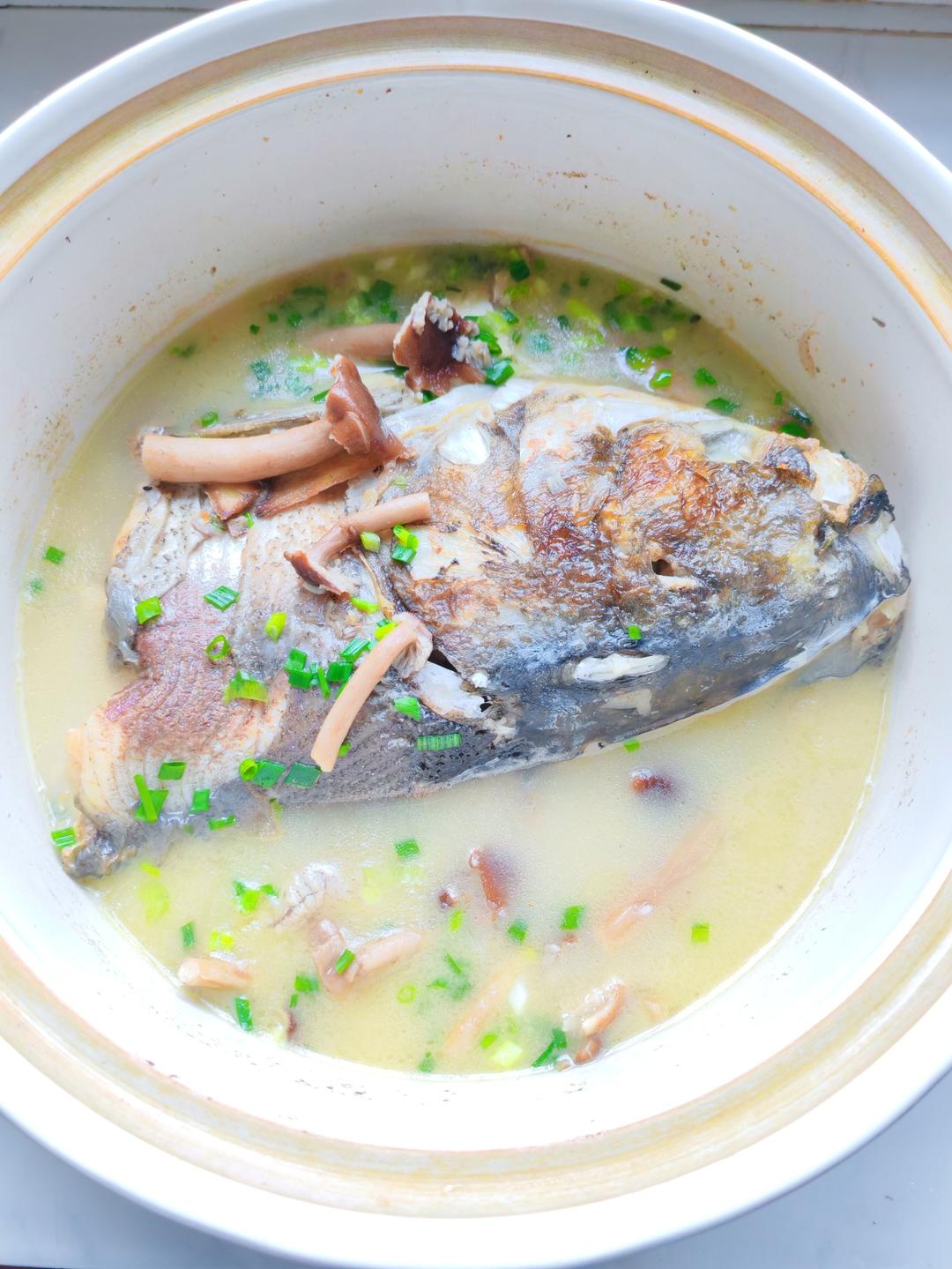 鱼头汤（鱼头豆腐时蔬汤、味鲜汤白有窍门)