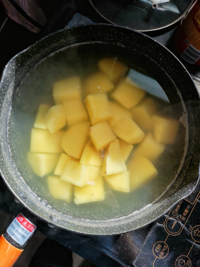 椒盐脆皮土豆的做法 步骤1