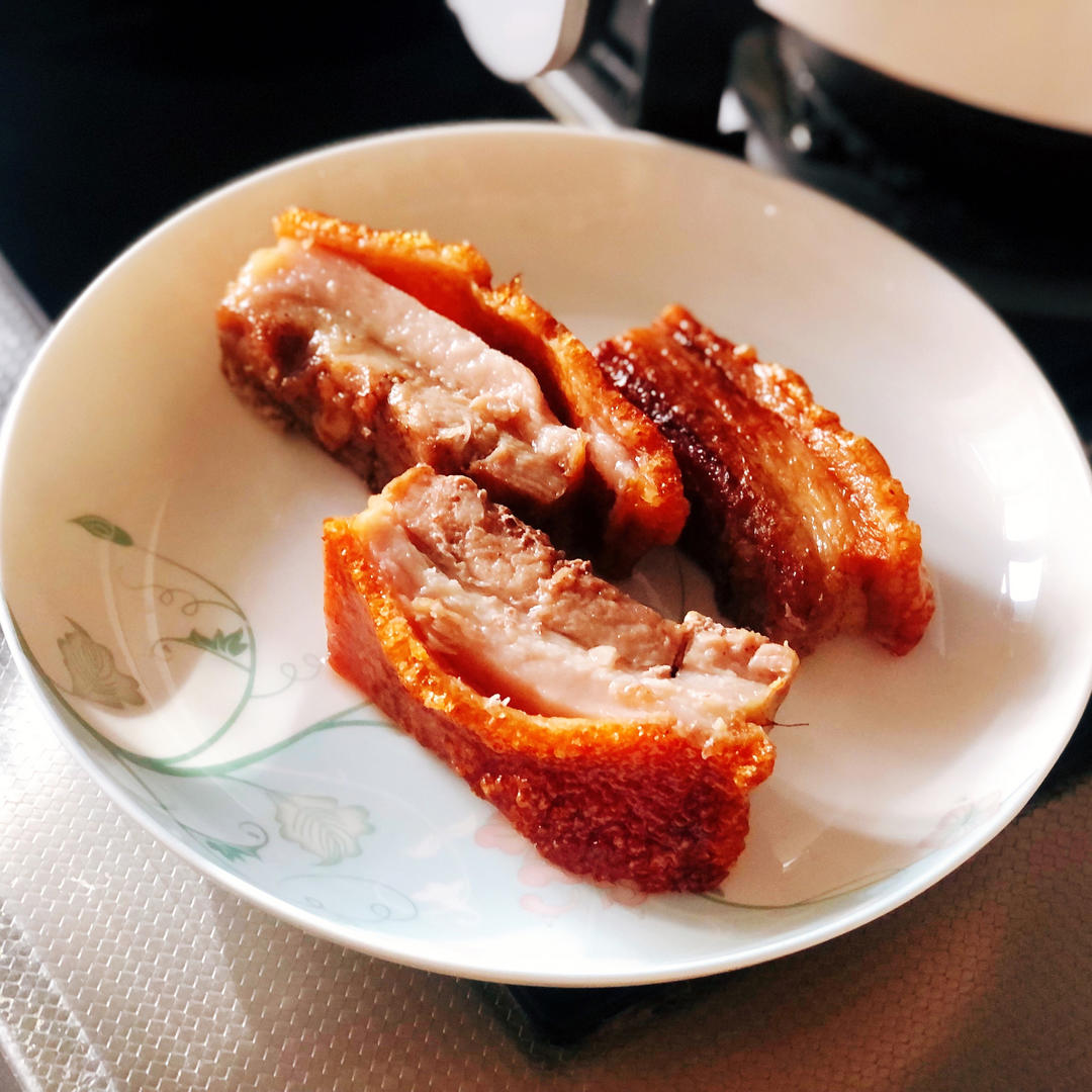多次失败，越挫越勇终于做出来了广式脆皮烧肉