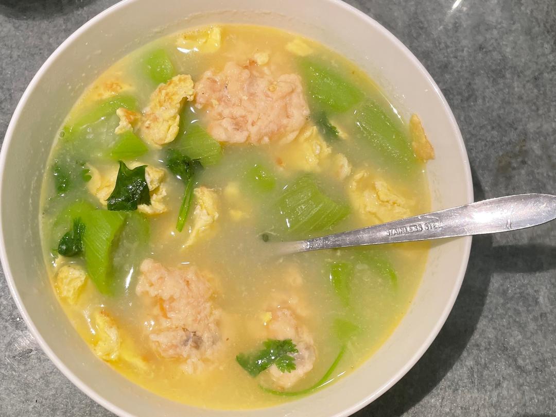 鸡蛋丝瓜鱼丸汤的做法