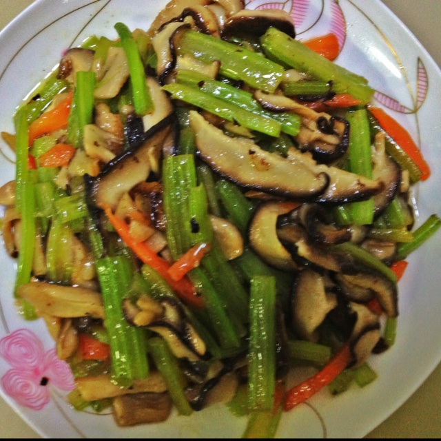 素炒香菇芹菜