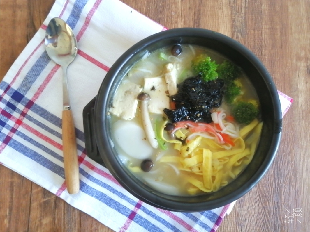 韩式年糕片汤~~鲜美无敌，软糯菜多，美味有营养，不愁孩子不吃菜